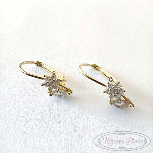 Arany fülbevaló kislány 